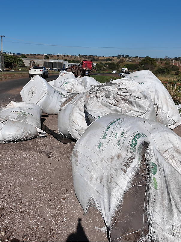 Carreta tomba e espalha 50 toneladas de adubo no trevo de acesso a Iturama