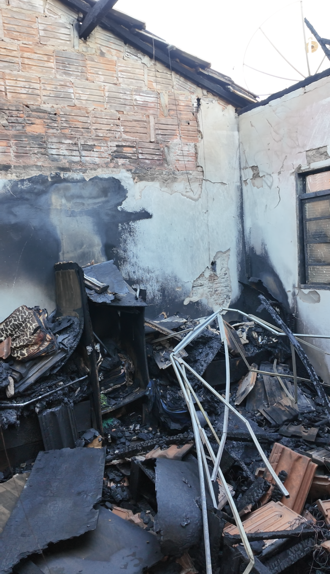 Foto 1 - Agressor ateia fogo na casa da esposa e filha pequena em Iturama
