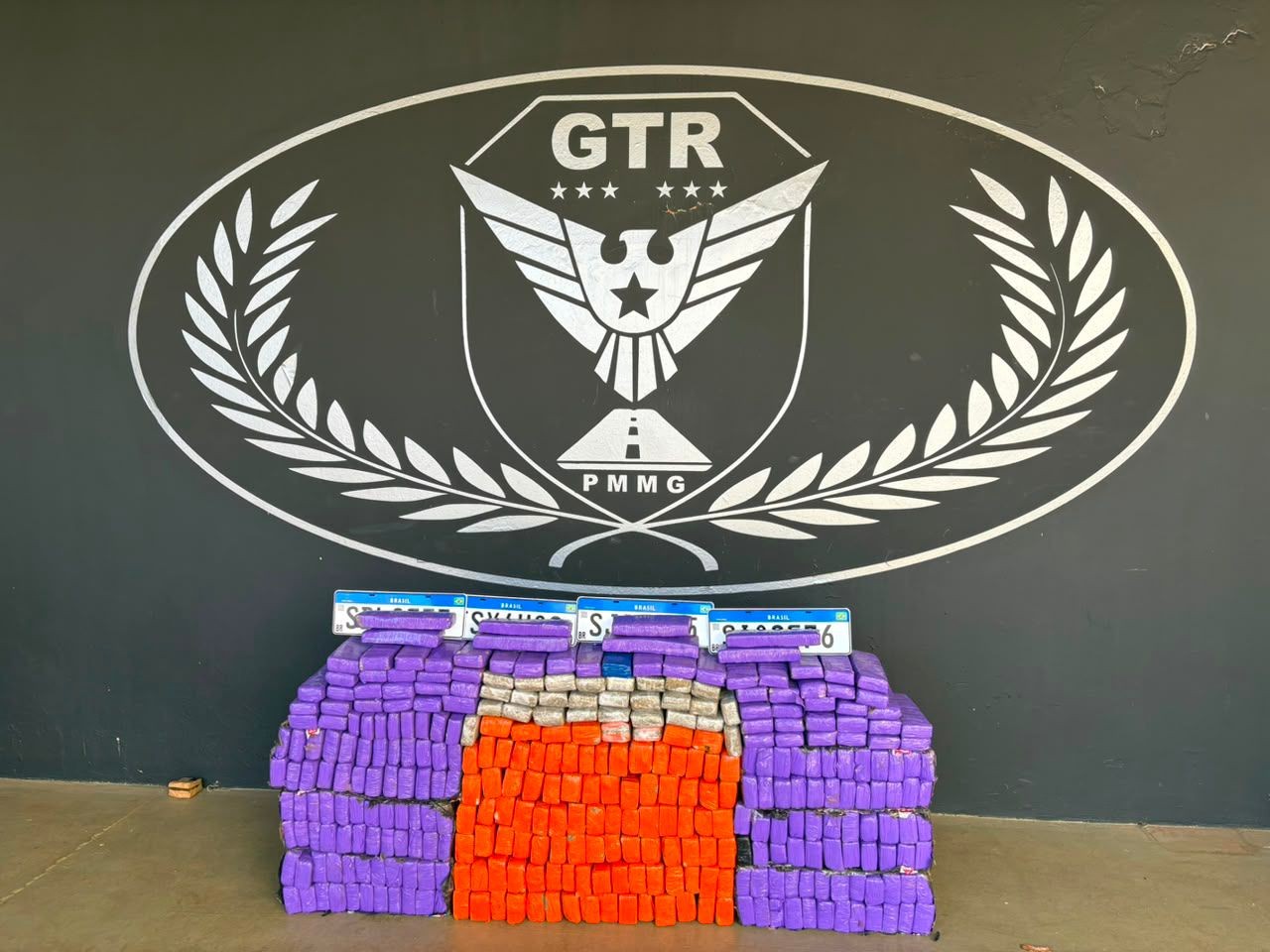 Foto 3 - Policiais apreendem 242 kg de maconha em Iturama e prendem seis em flagrante