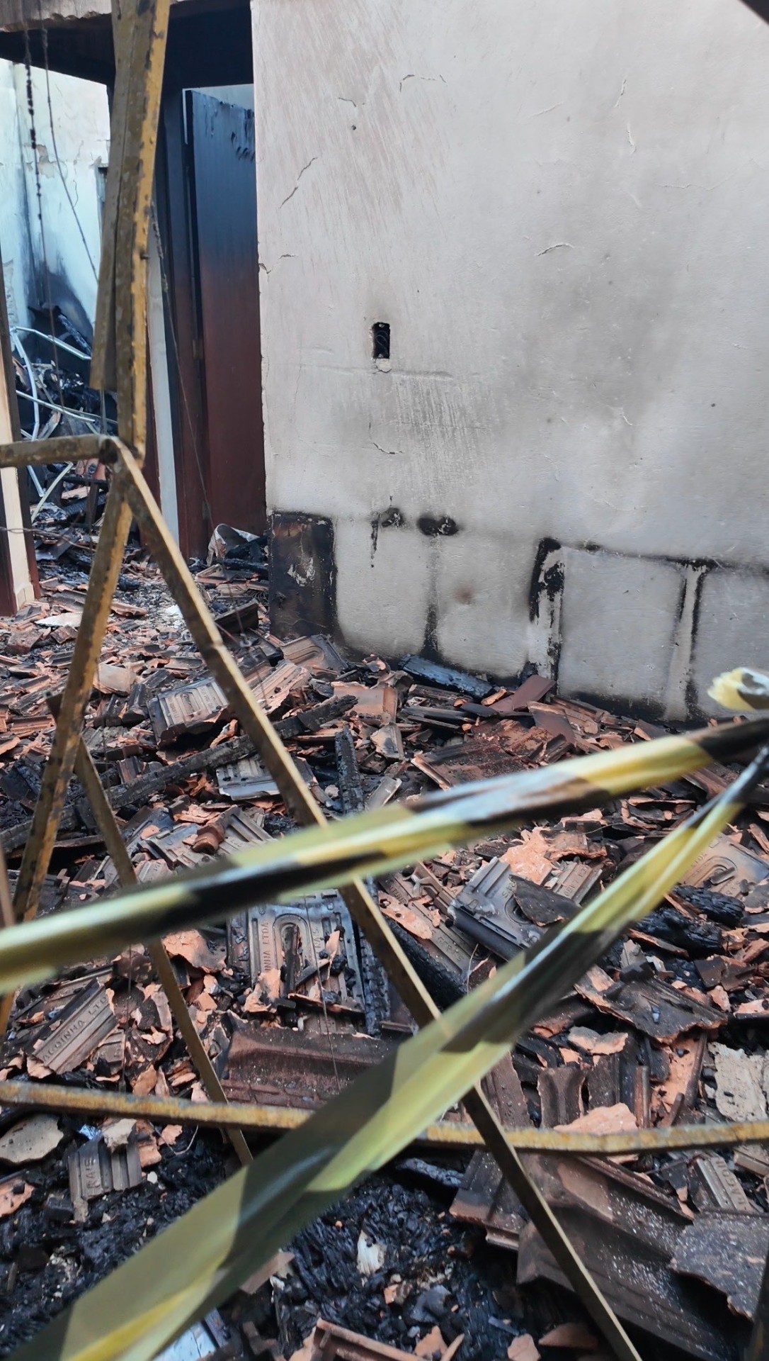 Foto 7 - Agressor ateia fogo na casa da esposa e filha pequena em Iturama
