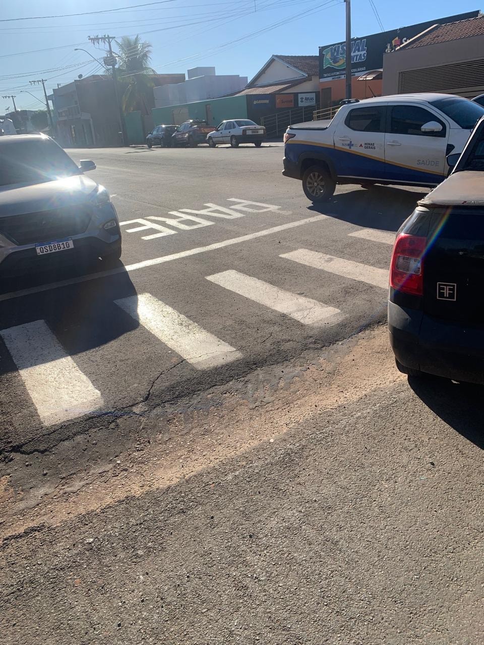 Foto 1 - Picape da Saúde e carro particular colidem em cruzamento de Limeira do Oeste
