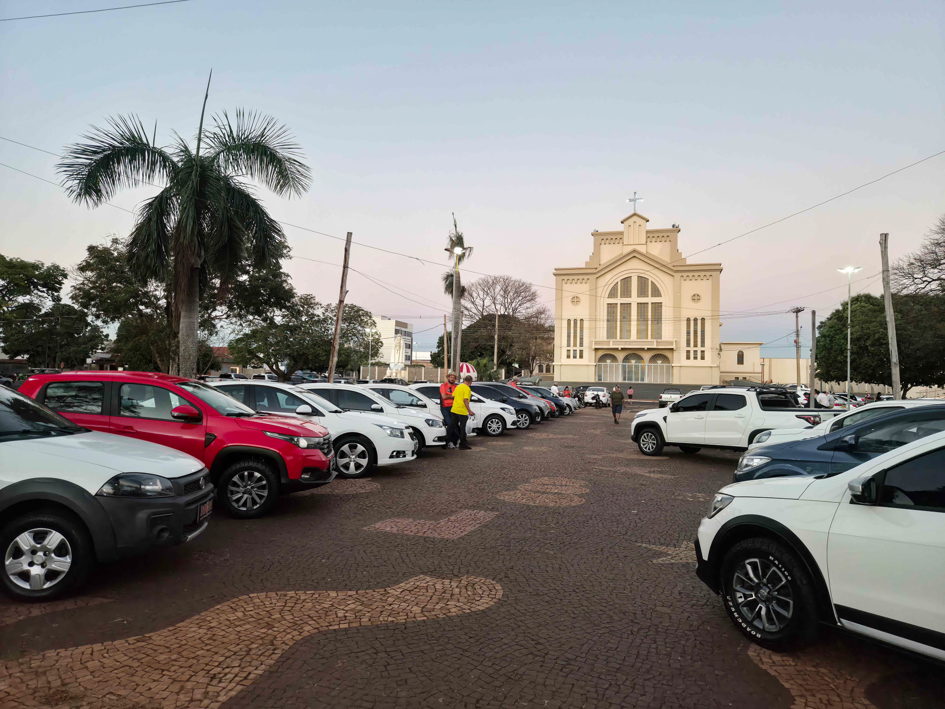 Feirão de veículos em Iturama ocupa a Praça do Santuário até sábado (26/10)