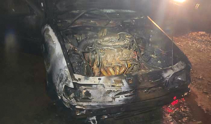 Veículo pega fogo em frente a residência no bairro Amazonas, em Iturama