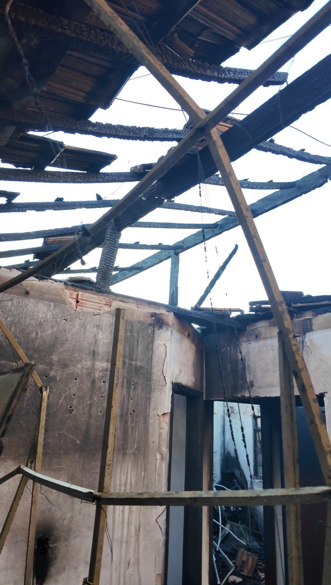 Foto 6 - Agressor ateia fogo na casa da esposa e filha pequena em Iturama