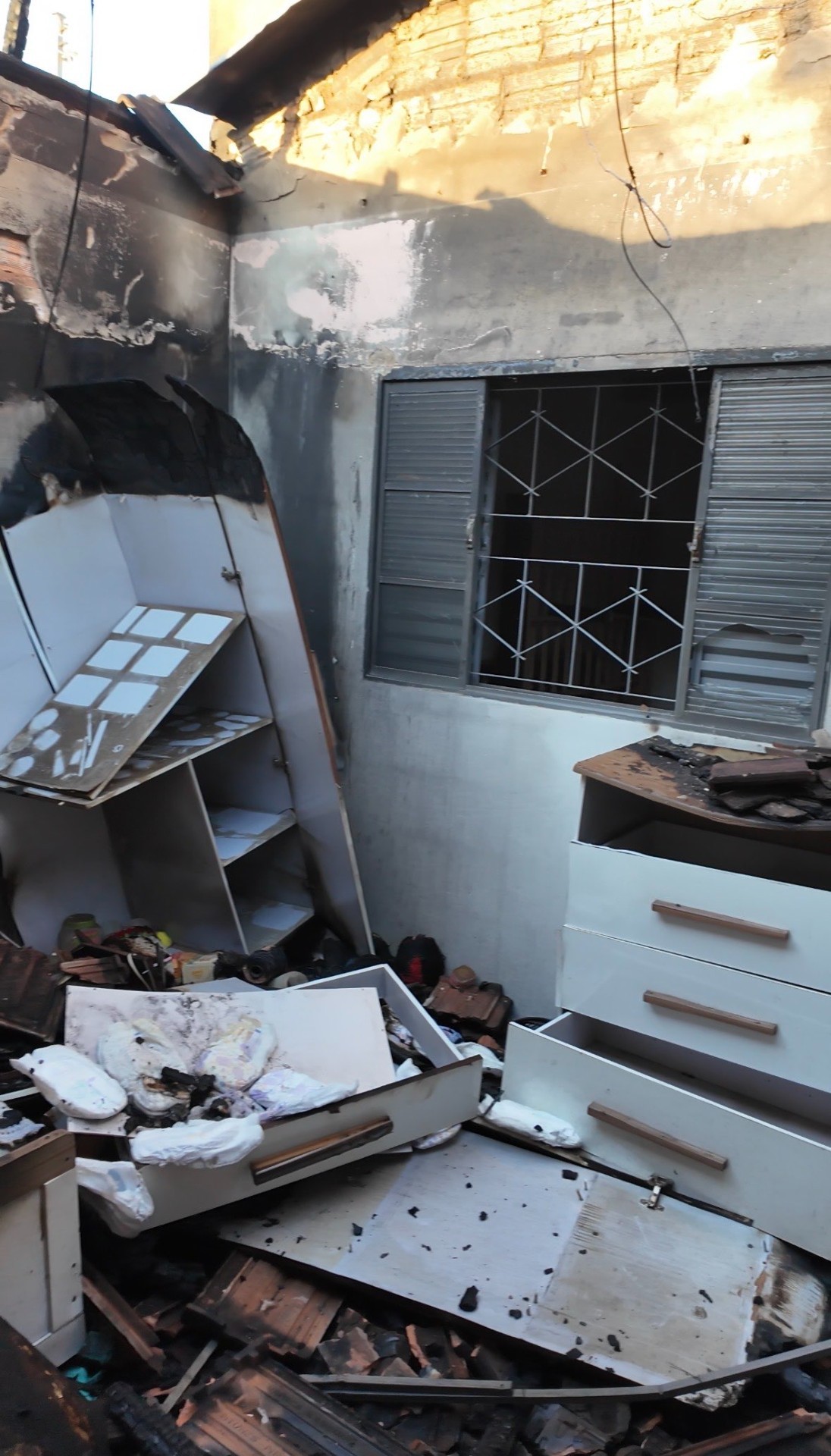 Foto 3 - Agressor ateia fogo na casa da esposa e filha pequena em Iturama