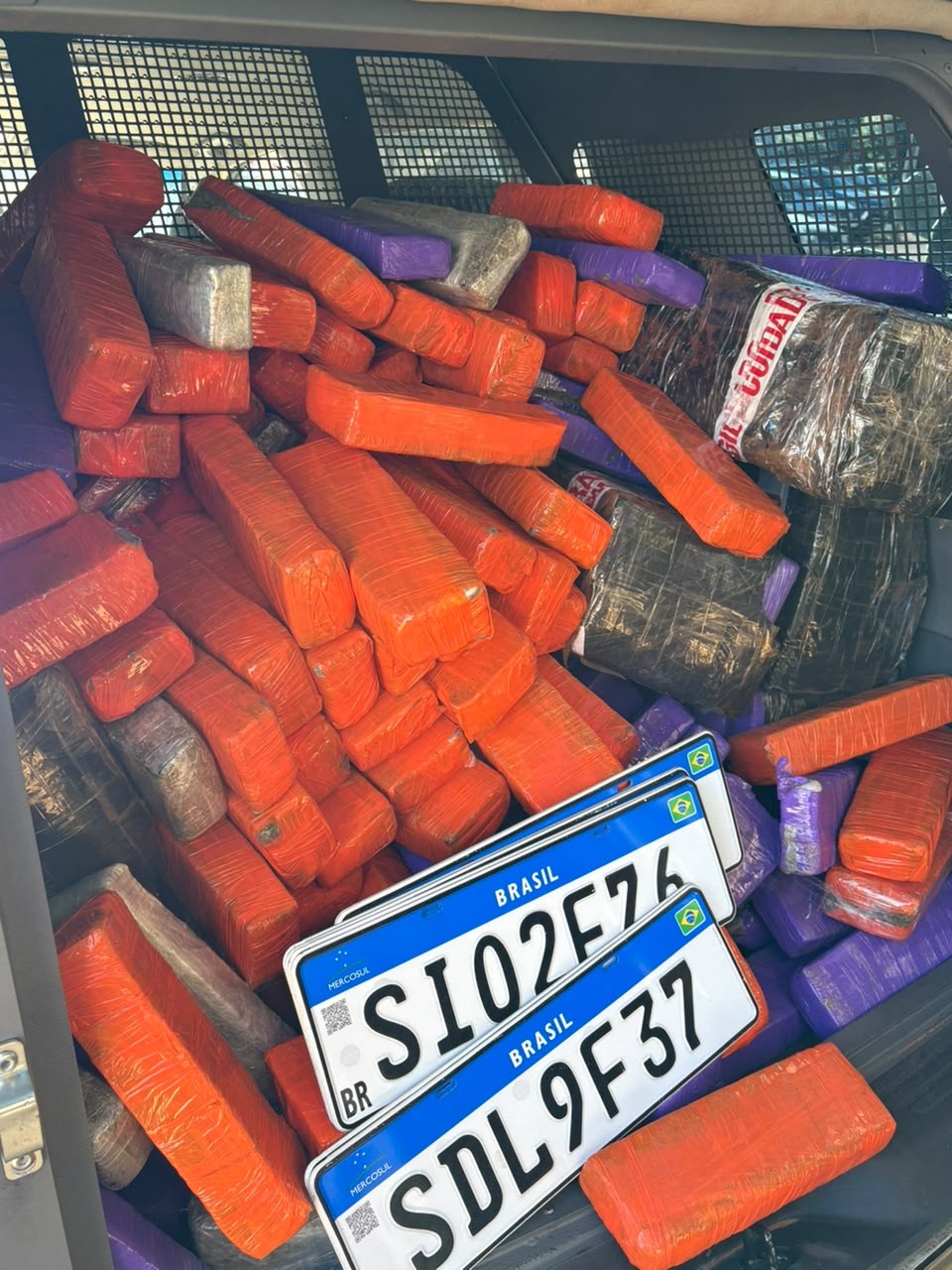 Foto 2 - Policiais apreendem 242 kg de maconha em Iturama e prendem seis em flagrante