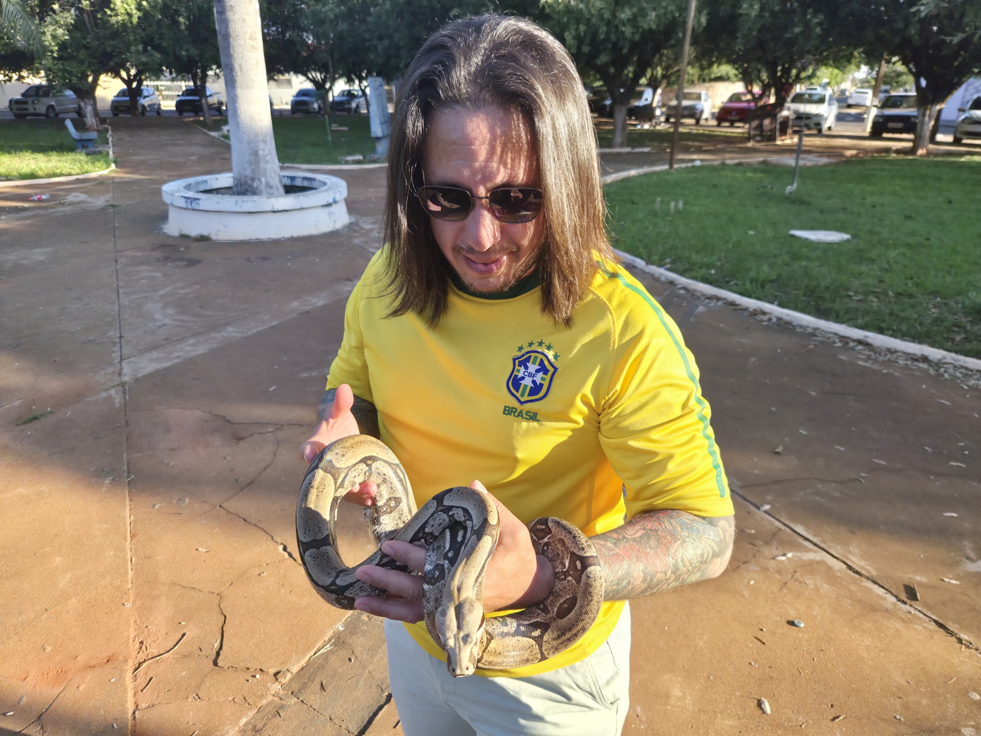 Foto 7 - Quem é o rapaz que anda por Iturama com uma jiboia de estimação?