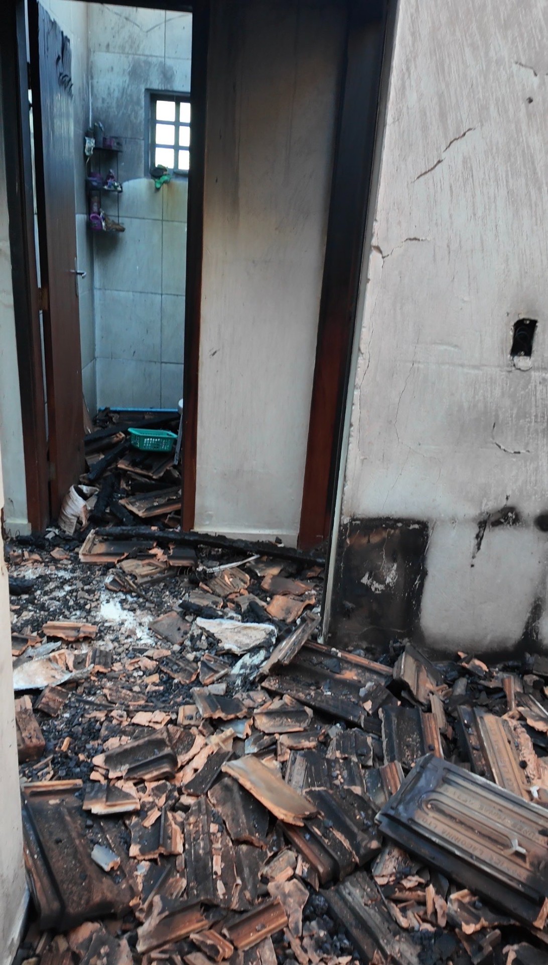 Foto 5 - Agressor ateia fogo na casa da esposa e filha pequena em Iturama