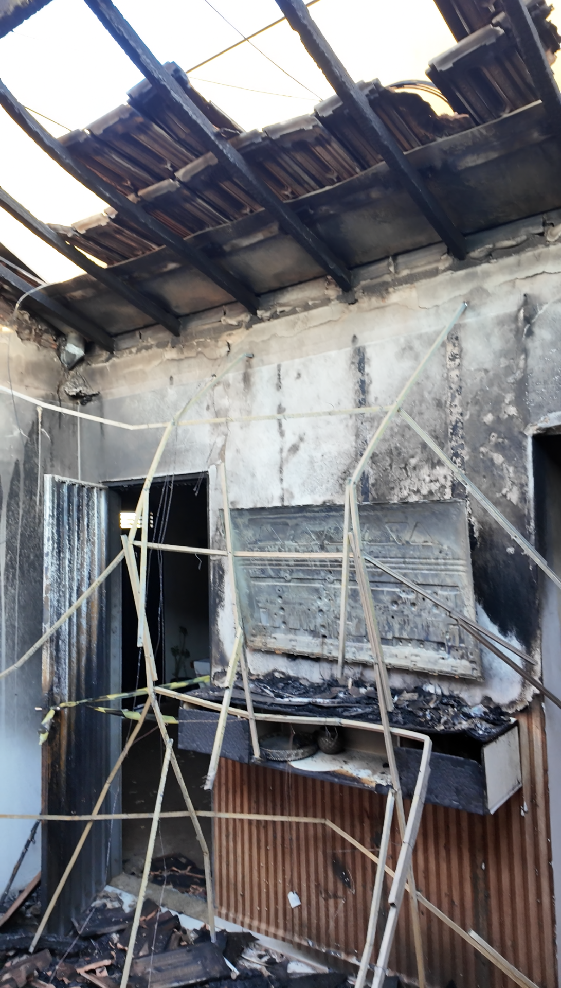 Foto 8 - Agressor ateia fogo na casa da esposa e filha pequena em Iturama
