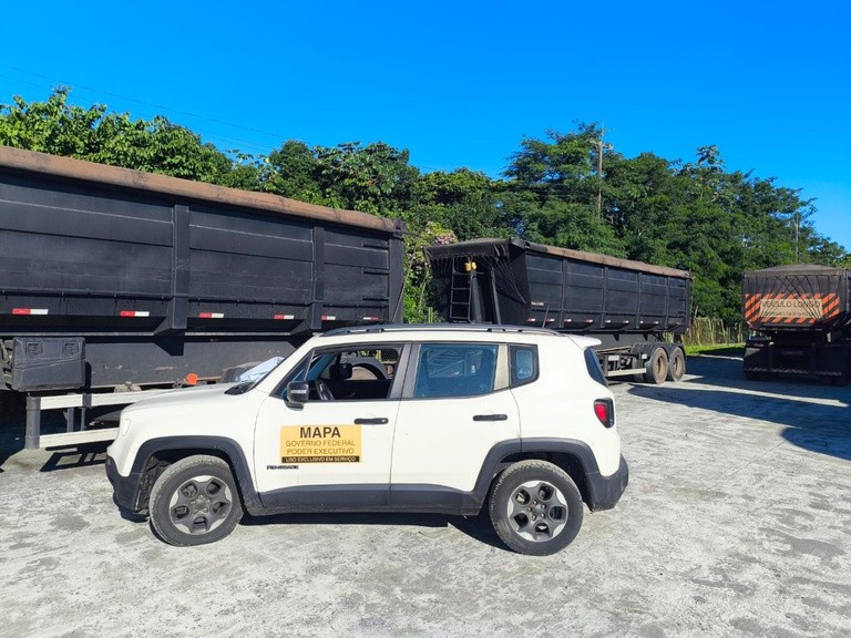 Foto 1 - Mapa e Polícia Federal apreendem 48 toneladas de açúcar com suspeita de adulteração no Porto de Paranaguá (PR)